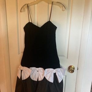 BLACK  WHITE COCKTAIL DRESS ONLY WORN 1 TIME FROM THE 1990'S SIZE 9/10. Vintage